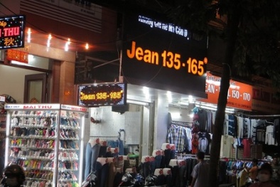 Hàng vỉa hè 'đè bẹp' hàng cửa hiệu